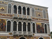  This building was adorned with beautiful artwork.